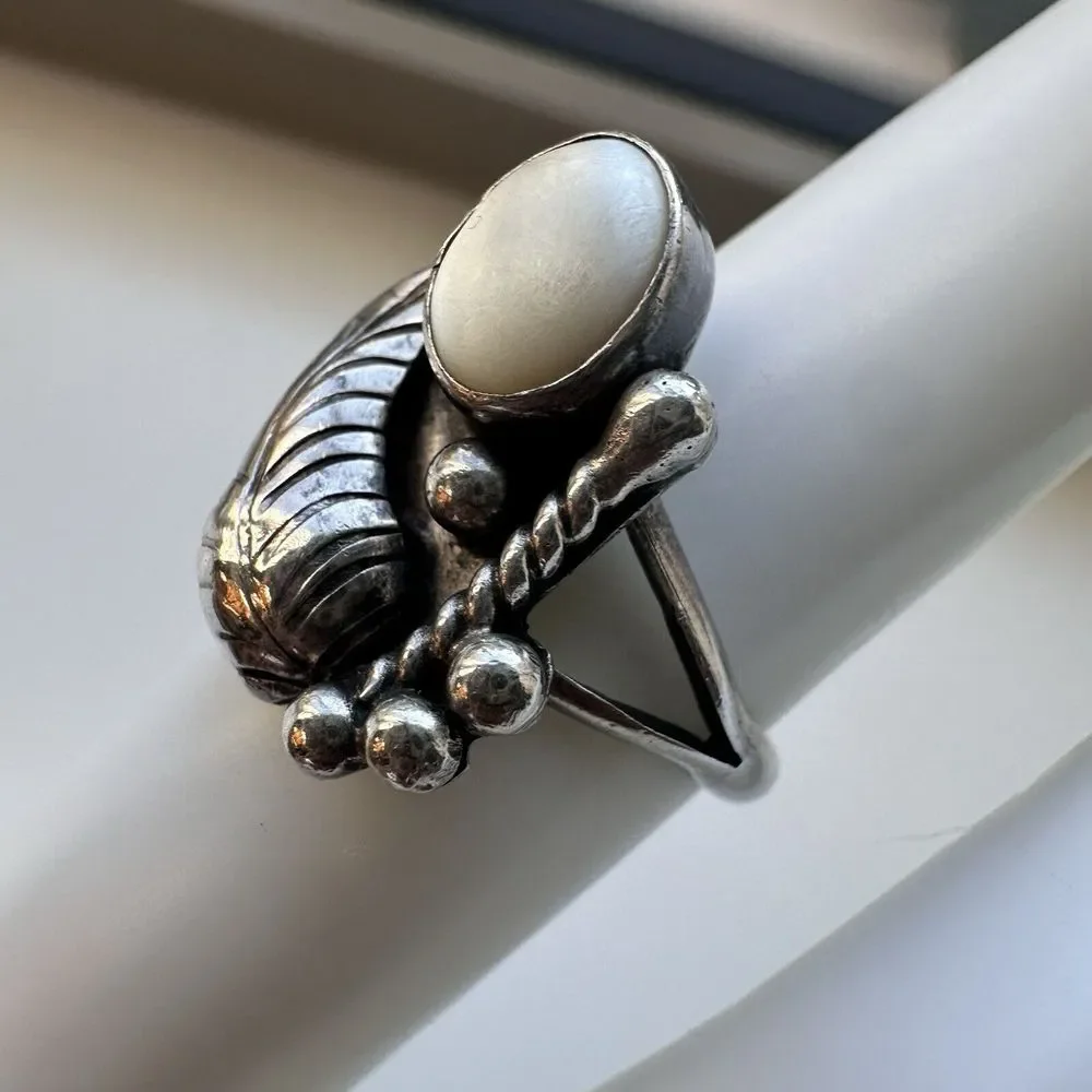 VTG Old Pawn Navajo‎ Ring Size 4.5 MOP Shell Cab Feather Sterling Silver 3.4g